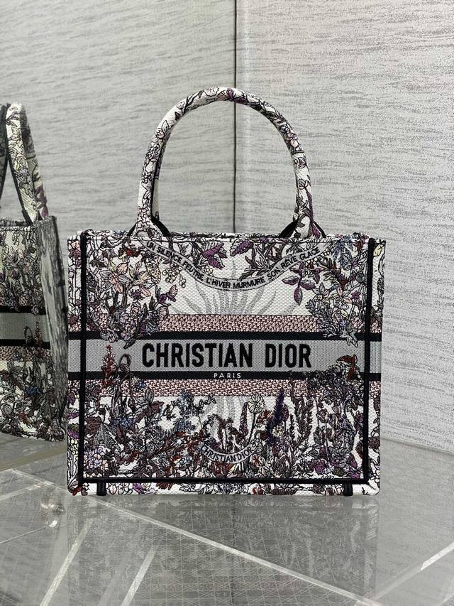 冬季花现货 Tote最新尺寸小号，被种草了这个包，比原本的小号短一点，显得非常秀气，既保留了小包的精致可爱，又兼具了大包的大容量，完全满足日常出行使用♀，经典的