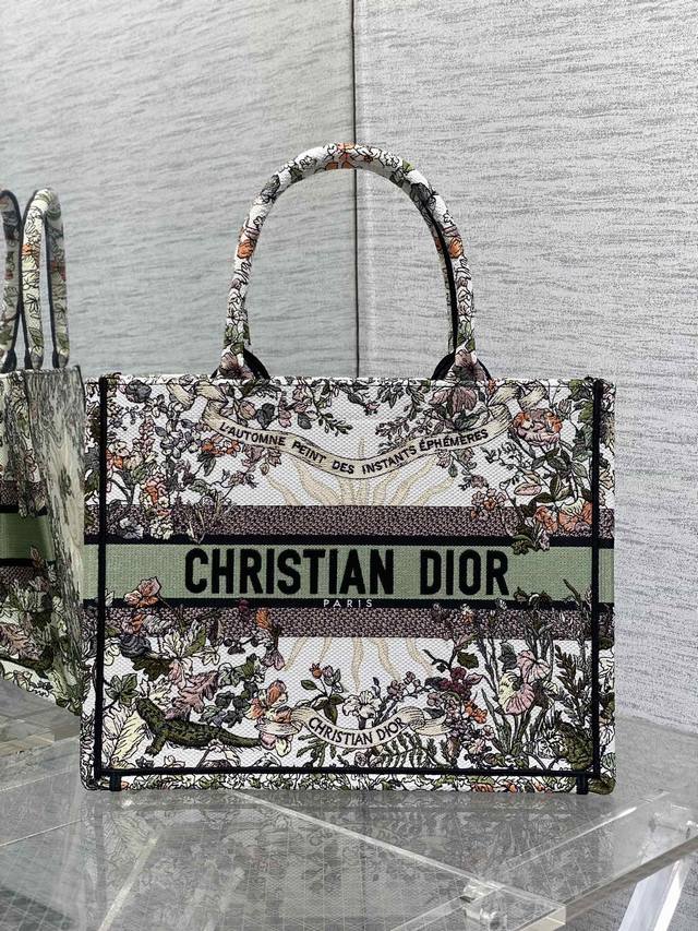 秋季花现货 Tote最新春夏系列，高级的太阳刺绣图案，绝美的拼色，标志性的字母，超大容量的设计 ，凹造型神器 ，时尚精必入款，容量也是妥妥的，各种杂物往里面丢就