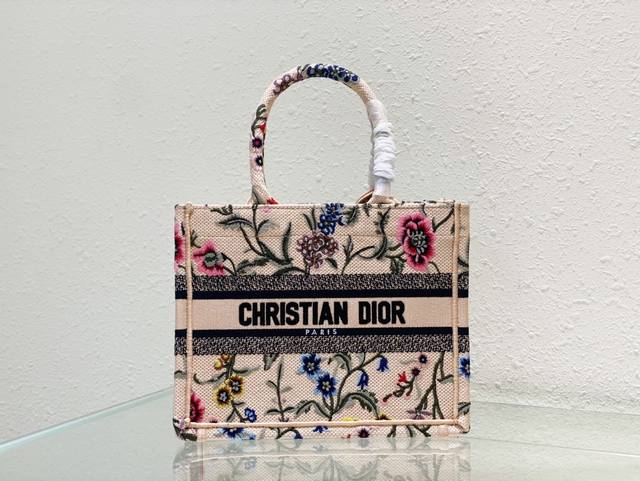 自然色酒椰草多色 Dior Petites Fleurs 图案刺绣 这款购物袋book Tote 手袋由 Dior 女装创意总监玛丽亚 嘉茜娅 蔻丽 Maria