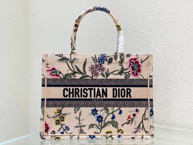 自然色酒椰草多色 Dior Petites Fleurs 图案刺绣 这款购物袋book Tote 手袋由 Dior 女装创意总监玛丽亚 嘉茜娅 蔻丽 Maria