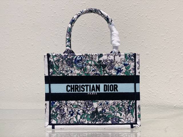 小号 Book Tote 手袋 这款 Book Tote 手袋由 Dior 女装创意总监玛丽亚 嘉茜娅 蔻丽 Maria Grazia Chiuri 设计，是体