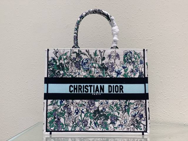 大号 Book Tote 手袋 这款 Book Tote 手袋由 Dior 女装创意总监玛丽亚 嘉茜娅 蔻丽 Maria Grazia Chiuri 设计，是体