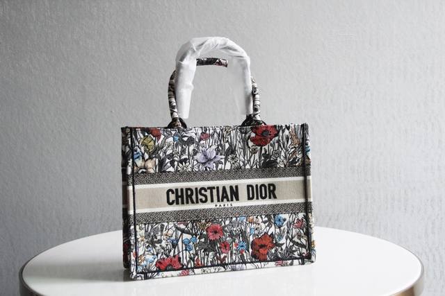 Dior Book Tote 小号款式，通体饰以 Mille Fleurs 印花图案刺绣，呼应本季系列的普利亚田园风情主题。正面饰以标志，彰显标志性的精湛工艺。