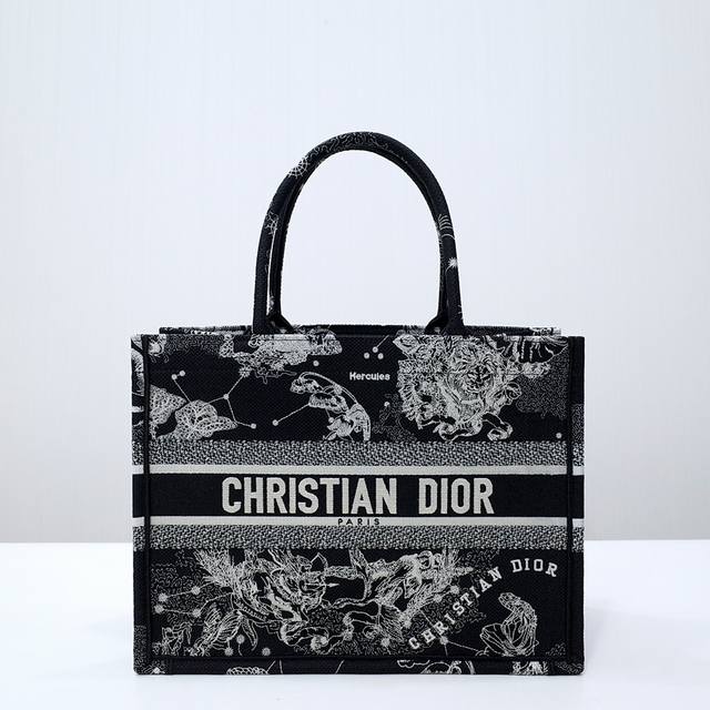 Dior Book Tote 托特包可收纳各种日常用品，通体饰以出自艺术家 Pietro Ruffo 之手的奶白色和黑色zodiac 图案刺绣，正面饰以标志。手