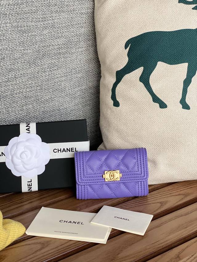 Chanel Leboy小卡包到货！菱格纹路，非常耐看！复古鎏金与复古古银五金非常时髦这款卡包容量很大，一百块对2折能放一千左右，还能塞2.3张卡，很实用！款号