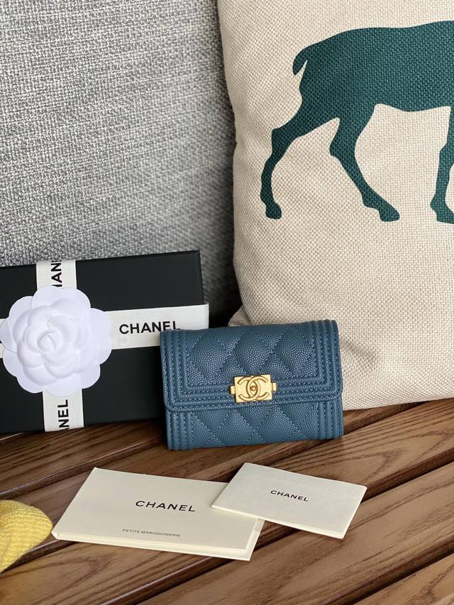 Chanel Leboy小卡包到货！菱格纹路，非常耐看！复古鎏金与复古古银五金非常时髦这款卡包容量很大，一百块对2折能放一千左右，还能塞2.3张卡，很实用！款号