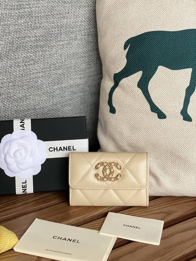 Chanel 新款口盖零钱包今年最新logo搭配大菱格，采用进口小羊皮与复古五金 这款卡包容量很大，一百块对2折能放一千左右，还能塞2.3张卡，很实用！款号a