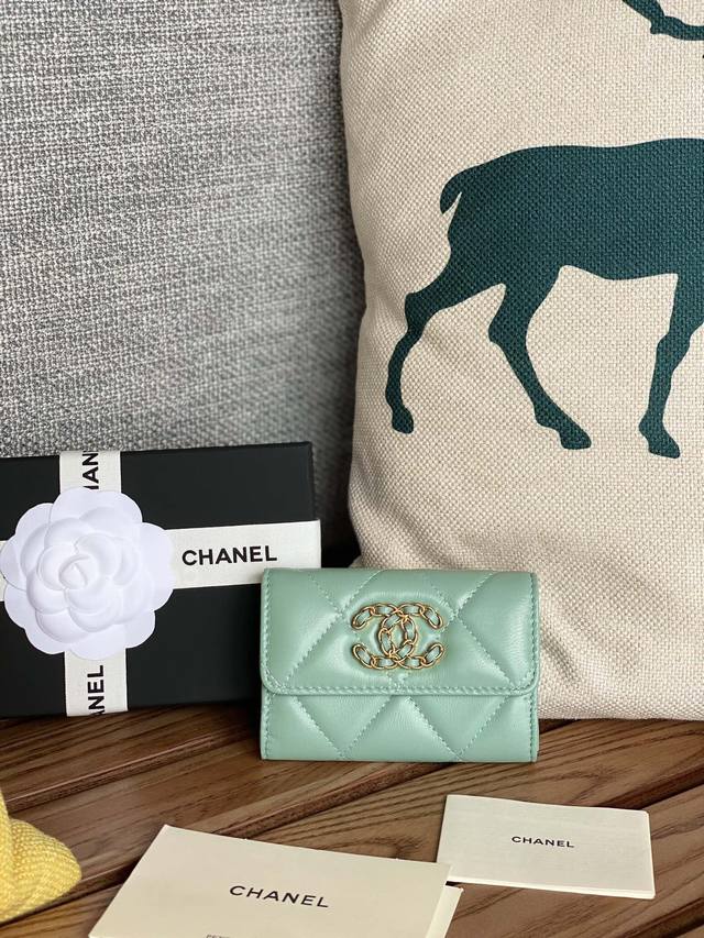 Chanel 新款口盖零钱包今年最新logo搭配大菱格，采用进口小羊皮与复古五金 这款卡包容量很大，一百块对2折能放一千左右，还能塞2.3张卡，很实用！款号a