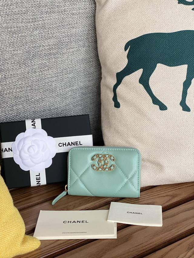 Chanel 新款大菱格小拉链零钱包到货！顶级材质！搭配luogo很时尚！细节美到淋漓尽致.原单品质！款号a P969尺寸7.5×2×11.Cm