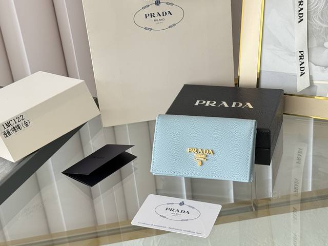 Prada 经典卡片夹， 型号1Mc122， 十字纹牛皮制作， 尺寸6.5×2.5×11Cm， 采用按扣开合设计，内有两个卡片或票据插口，这款精致的卡夹小巧方便