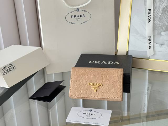 Prada 经典卡片夹, 型号1Mc122, 十字纹牛皮制作, 尺寸6.5×2.5×11Cm, 采用按扣开合设计,内有两个卡片或票据插口,这款精致的卡夹小巧方便 Prada 经典卡片夹, 型号1Mc122, 十字纹牛皮制作, 尺寸6.5×2.5×11Cm, 采用按扣开合设计,内有两个卡片或票据插口,这款精致的卡夹小巧方便