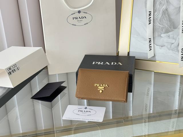 Prada 经典卡片夹， 型号1Mc122， 十字纹牛皮制作， 尺寸6.5×2.5×11Cm， 采用按扣开合设计，内有两个卡片或票据插口，这款精致的卡夹小巧方便