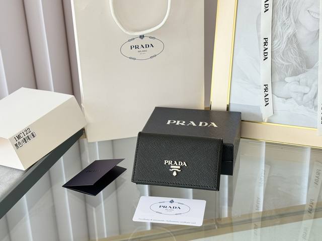 Prada 经典卡片夹， 型号1Mc122， 十字纹牛皮制作， 尺寸6.5×2.5×11Cm， 采用按扣开合设计，内有两个卡片或票据插口，这款精致的卡夹小巧方便