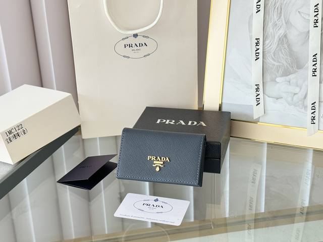 Prada 经典卡片夹， 型号1Mc122， 十字纹牛皮制作， 尺寸6.5×2.5×11Cm， 采用按扣开合设计，内有两个卡片或票据插口，这款精致的卡夹小巧方便