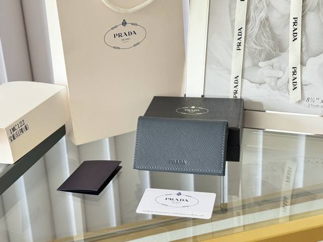 Prada 经典卡片夹， 型号1Mc122， 十字纹牛皮制作， 尺寸6.5×2.5×11Cm， 采用按扣开合设计，内有两个卡片或票据插口，这款精致的卡夹小巧方便