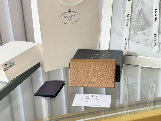 Prada 经典卡片夹, 型号1Mc122, 十字纹牛皮制作, 尺寸6.5×2.5×11Cm, 采用按扣开合设计,内有两个卡片或票据插口,这款精致的卡夹小巧方便 Prada 经典卡片夹, 型号1Mc122, 十字纹牛皮制作, 尺寸6.5×2.5×11Cm, 采用按扣开合设计,内有两个卡片或票据插口,这款精致的卡夹小巧方便