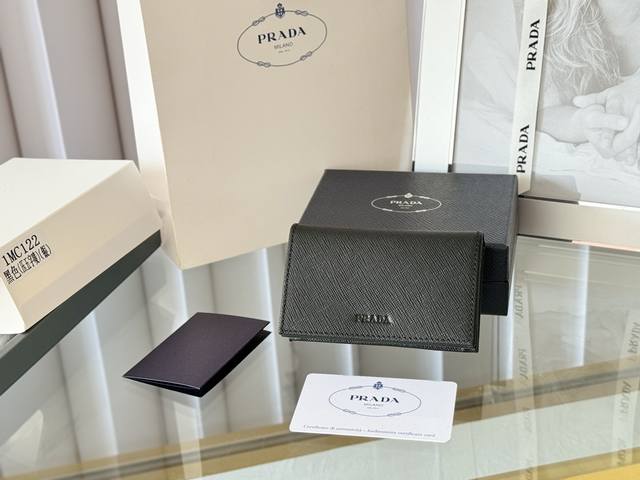 Prada 经典卡片夹, 型号1Mc122, 十字纹牛皮制作, 尺寸6.5×2.5×11Cm, 采用按扣开合设计,内有两个卡片或票据插口,这款精致的卡夹小巧方便 Prada 经典卡片夹, 型号1Mc122, 十字纹牛皮制作, 尺寸6.5×2.5×11Cm, 采用按扣开合设计,内有两个卡片或票据插口,这款精致的卡夹小巧方便