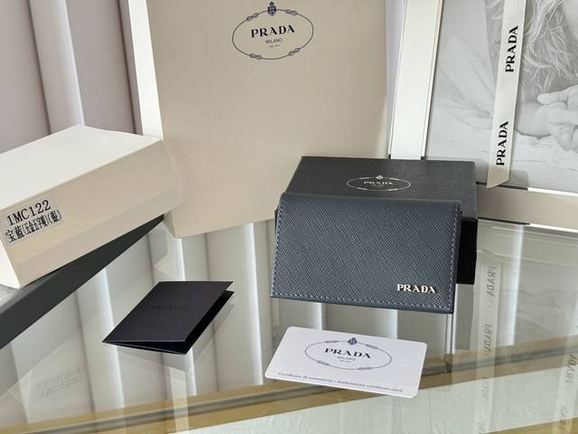 Prada 经典卡片夹， 型号1Mc122， 十字纹牛皮制作， 尺寸6.5×2.5×11Cm， 采用按扣开合设计，内有两个卡片或票据插口，这款精致的卡夹小巧方便