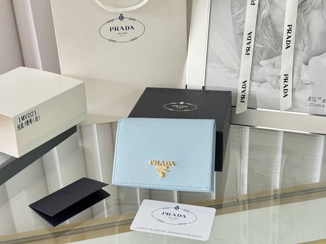 Prada 新款上线了 按扣式开合短夹， 男女通用，型号1Mv021， 颜色如图所示 一个钞票隔层，四个卡槽，两个内部口袋，另外还有一个拉链式口袋 十字纹牛皮制