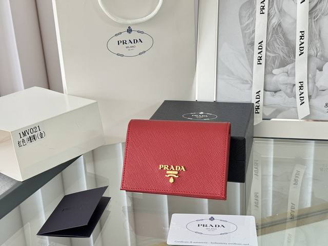 Prada 新款上线了 按扣式开合短夹， 男女通用，型号1Mv021， 颜色如图所示 一个钞票隔层，四个卡槽，两个内部口袋，另外还有一个拉链式口袋 十字纹牛皮制