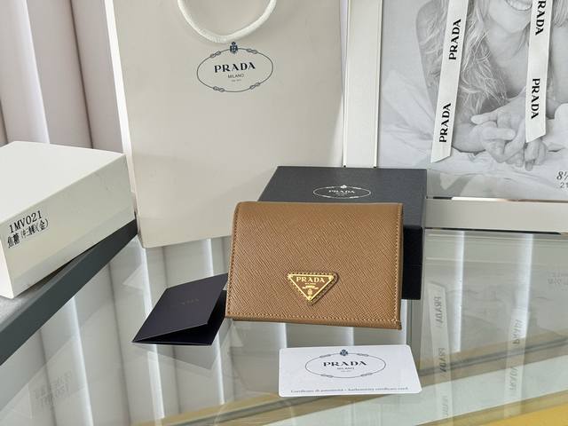 Prada 新款上线了 按扣式开合短夹， 男女通用，型号1Mv021， 颜色如图所示 一个钞票隔层，四个卡槽，两个内部口袋，另外还有一个拉链式口袋 十字纹牛皮制