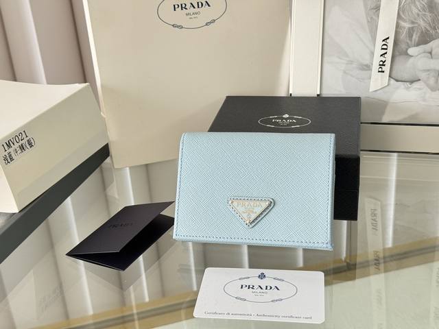 Prada 新款上线了 按扣式开合短夹， 男女通用，型号1Mv021， 颜色如图所示 一个钞票隔层，四个卡槽，两个内部口袋，另外还有一个拉链式口袋 十字纹牛皮制