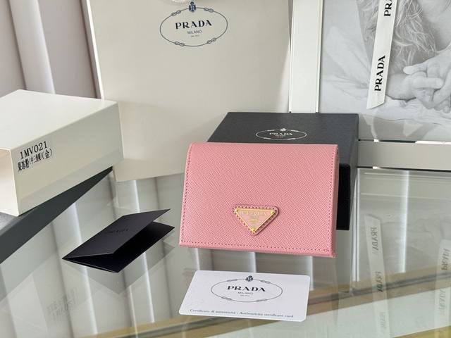 Prada 新款上线了 按扣式开合短夹， 男女通用，型号1Mv021， 颜色如图所示 一个钞票隔层，四个卡槽，两个内部口袋，另外还有一个拉链式口袋 十字纹牛皮制