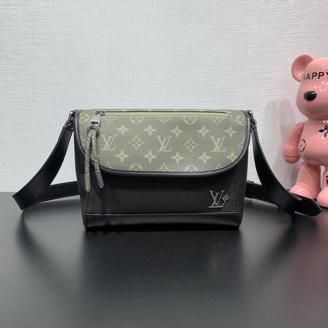 款号：M12625 Pulse 邮差包以粒面皮革和 Monogram 帆布演绎摩登风尚。线绳拉链头洋溢运动气息，可轻松开启翻盖上方的外袋，另有拉链口袋暗藏于翻盖