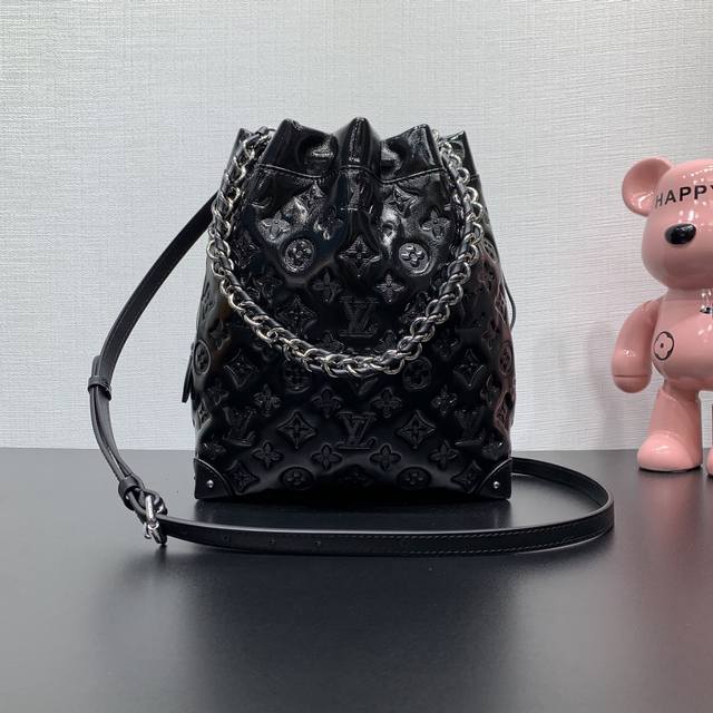 款号：M13484 2025 Cruise 早春系列重绎经典 Noé 手袋，为 Trunk 家族再添新成员。雍容羊皮革压印 Monogram 图案，皮革包角和抽