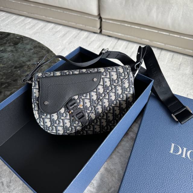 马鞍信使包 325 这款马鞍信使包是二零二四秋季男装系列新品,精巧时尚。采用oblique 印花面料精心制作,饰以同色调粒面牛皮革马鞍翻盖,搭配铝扣提升格调。宽 马鞍信使包 325 这款马鞍信使包是二零二四秋季男装系列新品,精巧时尚。采用oblique 印花面料精心制作,饰以同色调粒面牛皮革马鞍翻盖,搭配铝扣提升格调。宽