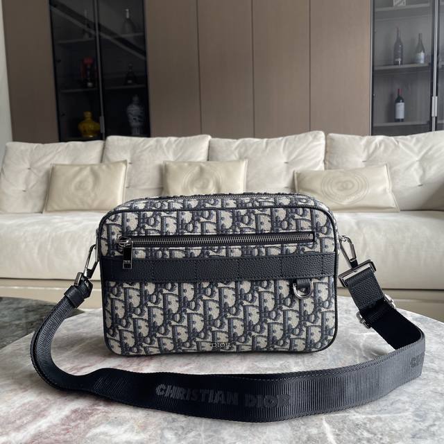 大号 Safari 手袋 027 这款经典的 Safari 手袋是二零二三冬季男装系列新品,搭配肩带,宽大而实用。采用oblique 印花面料精心制作,饰以黑色 大号 Safari 手袋 027 这款经典的 Safari 手袋是二零二三冬季男装系列新品,搭配肩带,宽大而实用。采用oblique 印花面料精心制作,饰以黑色