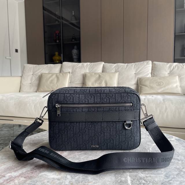 大号 Safari 手袋 027 这款经典的 Safari 手袋是二零二三冬季男装系列新品,搭配肩带,宽大而实用。采用oblique 印花面料精心制作,饰以黑色 大号 Safari 手袋 027 这款经典的 Safari 手袋是二零二三冬季男装系列新品,搭配肩带,宽大而实用。采用oblique 印花面料精心制作,饰以黑色