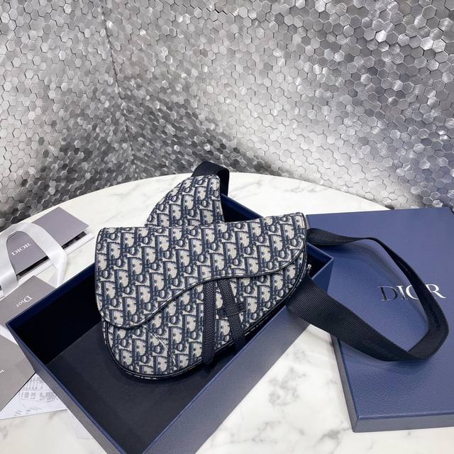 Saddle 马鞍包 3389 Saddle Dior Oblique帆布和黑色粒面触感牛皮革包袋，Christian Dior带扣细节。 Dior新任设计师k