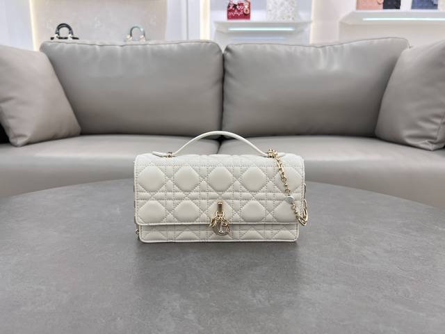 Lady Dior 珍珠手拿包 这款手拿包是本季新品,顶部搭配手柄,优雅实用,令 Lady Dior 系列更加丰富。采用白色羊皮皮革精心制作,饰以藤格纹,翻盖设 Lady Dior 珍珠手拿包 这款手拿包是本季新品,顶部搭配手柄,优雅实用,令 Lady Dior 系列更加丰富。采用白色羊皮皮革精心制作,饰以藤格纹,翻盖设