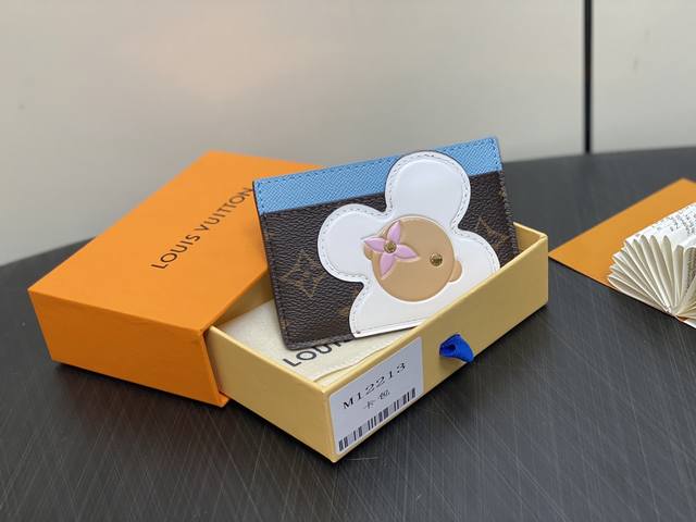台湾版 M12213老花蓝色 圣诞款卡包钱包系列 Lv Charms 卡夹 本款 Lv Charms Ms卡夹出自 Candy Factory 系列，邀请品牌吉