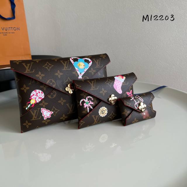 芯片版 。顶级原单pochette Kirigami 手拿包m12203老花 2024圣诞三件套 标志性的vivienne吉祥物回归假日季节,这套三只kirig