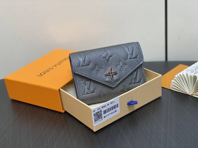 原单精品 M12746珠光灰 三折钱包系列 Victorine Wallet 钱夹 M12746 珠光灰 作为lv滑雪系列的一部分，这款victorine Ms