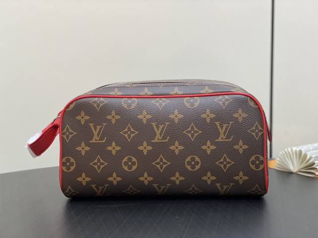 原单精品 M12640老花红色 洗漱包系列 Dopp Kit 盥洗袋 M12639 老花 绿色 本款 Dopp Kit 盥洗袋取材 Monogram Macas 原单精品 M12640老花红色 洗漱包系列 Dopp Kit 盥洗袋 M12639 老花 绿色 本款 Dopp Kit 盥洗袋取材 Monogram Macas