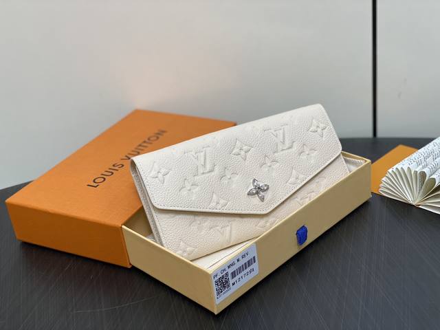 原单精品 M12172珠光白全皮压花 翻盖钱包系列 Sarah 钱夹 M12172 珠光灰 作为lv滑雪系列的一部分，这款“闪亮”版的sarah Wallet