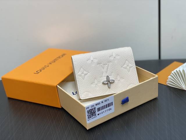 原单精品 M12177珠光白全皮压花 名片夹钱包系列 Lv Ski Ms系列名片夹为标志性 Monogram Empreinte 皮革浸染莹泽冬雪色调，再借仿水