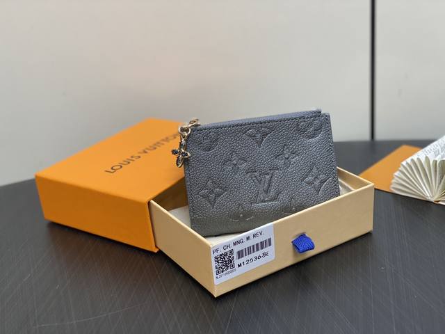 原单精品 M12536珠光灰全皮压花 两折钱包系列 Lisa Wallet 钱夹 M12536 珠光灰 M12674 珠光白 这款lisa Ms钱包由标志性的m