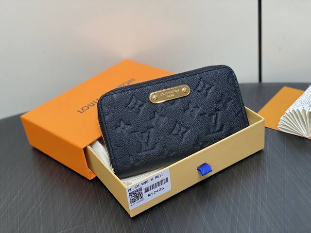 原单精品 M12425黑色 全皮压花单拉链钱包系列 New Margot Wallet 钱包 这款新的margot钱包是一款优雅的模型,体现了当代和经典美学之间 原单精品 M12425黑色 全皮压花单拉链钱包系列 New Margot Wallet 钱包 这款新的margot钱包是一款优雅的模型,体现了当代和经典美学之间