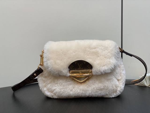 原单精品 M12097米白毛绒 腋下包元宝包系列 Sunset 手袋 本款 Sunset 手袋取材柔软羊毛皮，以别致设计道出 Lv Ski Cozygram 系
