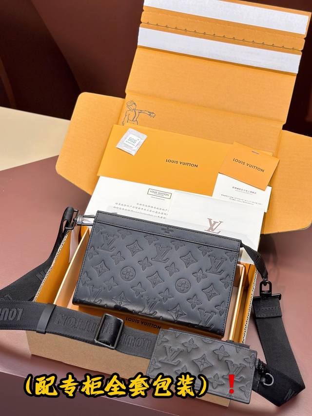 出厂价 升级版本 M81115 压花！专柜同步包装！Alpha Wearable 钱夹融合 Monogram Eclipse 帆布和皮革饰边，可容纳手机和小号钱