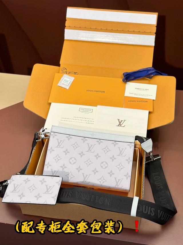 出厂价 升级版本 M30935 白花！专柜同步包装！Alpha Wearable 钱夹融合 Monogram Eclipse 帆布和皮革饰边，可容纳手机和小号钱