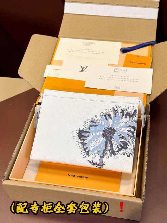 出厂价 升级版本m21681 压花全皮！Pochette Voyage 手拿包 本款 Pochette Voyage 手拿包取材 Taga 荔枝纹牛皮，以 Lv