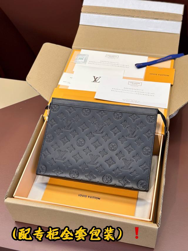 出厂价 升级版本m61692 新压花！ Pochette Voyage 中号手袋全皮由全新标志性黑灰monogram Eclipse帆布裁制而成，此款风格硬朗的