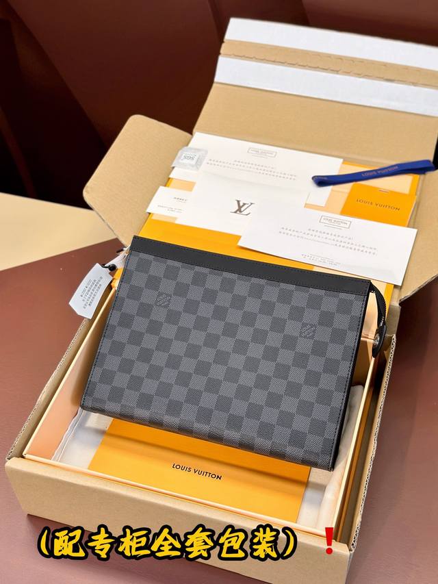 出厂价 升级版本m41696 黑格！ 此款由全新标志性黑灰monogram Eclipse帆布裁制而成，此款风格硬朗的全新pochette Voyage中号手袋