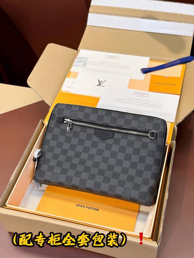 出厂价 升级版本m60417黑格！New Pouch 手拿包取材 Damier Graphite 帆布和金属件，设有拉链外袋、内贴袋和卡位，点缀路易威登巴黎标识