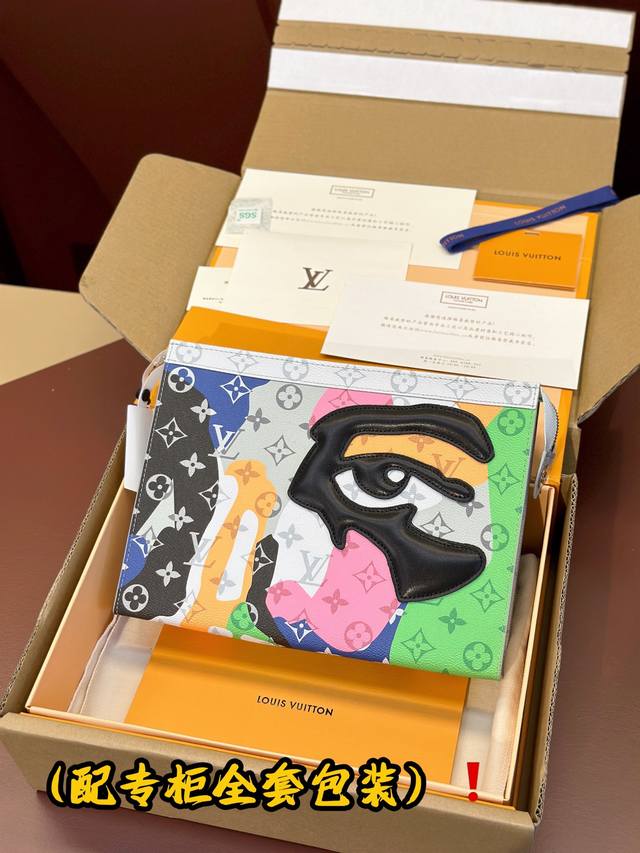 出厂价 升级版本m82589 白花！Pochette Voyage 手拿包、本款 Pochette Voyage 手拿包为 Monogram 涂层帆布描绘抽象色